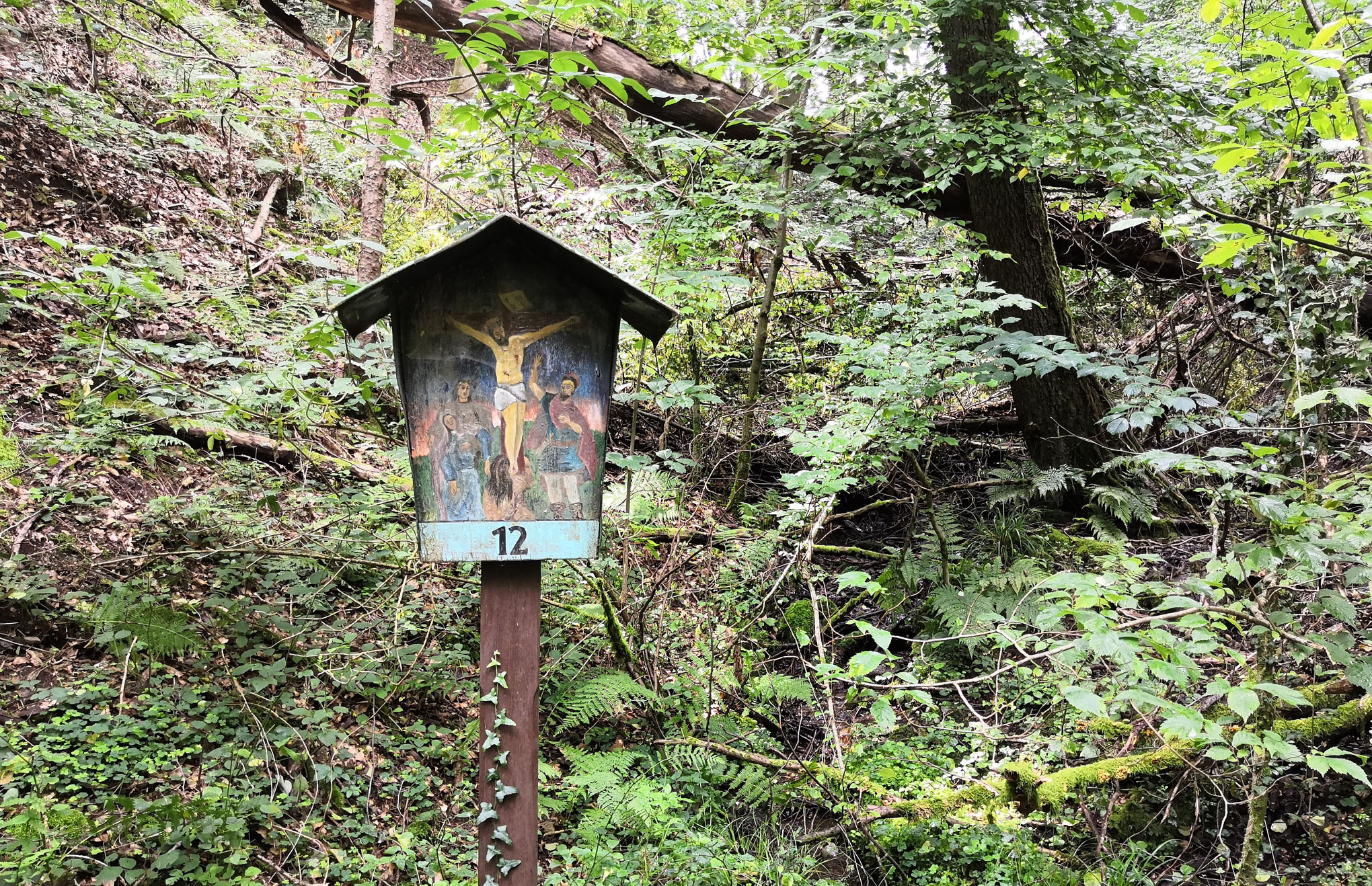 Kreuzwegstation im Laufacher Wald web